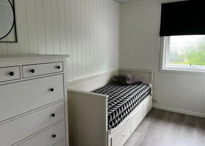 Nær Sjøen På Kvenvær Feriehus